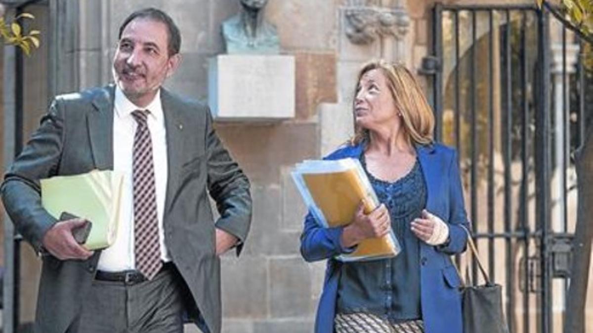 Espadaler y Ortega, ayer, en el Pati dels Tarongers del Palau de la Generalitat, antes de la reunión del Govern.