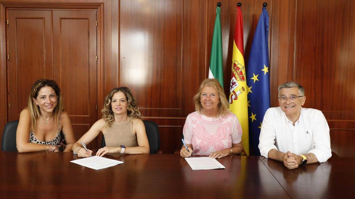 Un momento de la renovación de los acuerdos de colaboración con las tres asociaciones sociales.