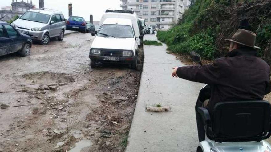 Ramón Santamaría, vecino de Callao con discapacidad, muestre un bache del vial de acceso a su barrio. // A.B.