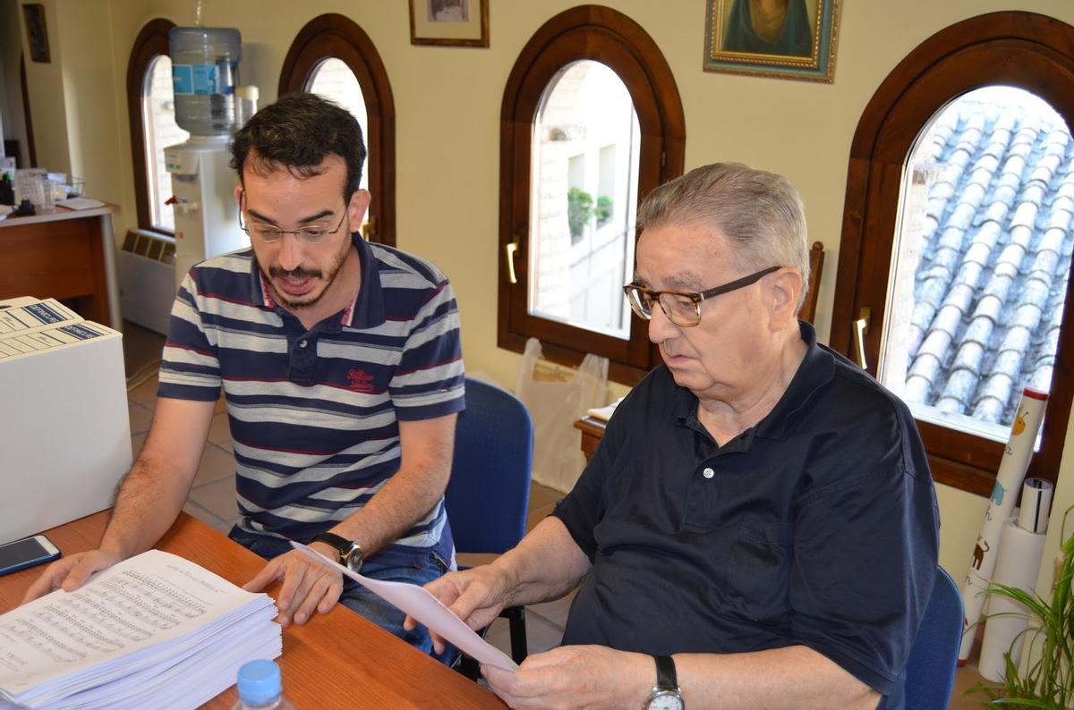 Pedro Calahorra, a la derecha, cuando recibió un homenaje en el Festival de Daroca en 2018.