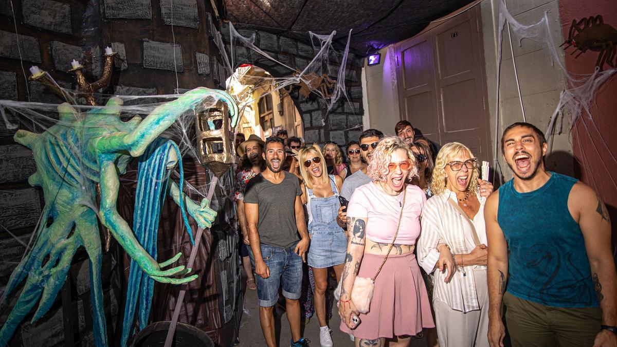 Decoración de la calle Puigmartí el día que empiezan las fiestas de Gràcia