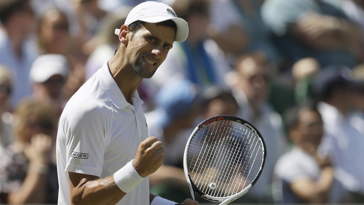 Novak Djokovic celebra un punto, en la final de Wimbledon.