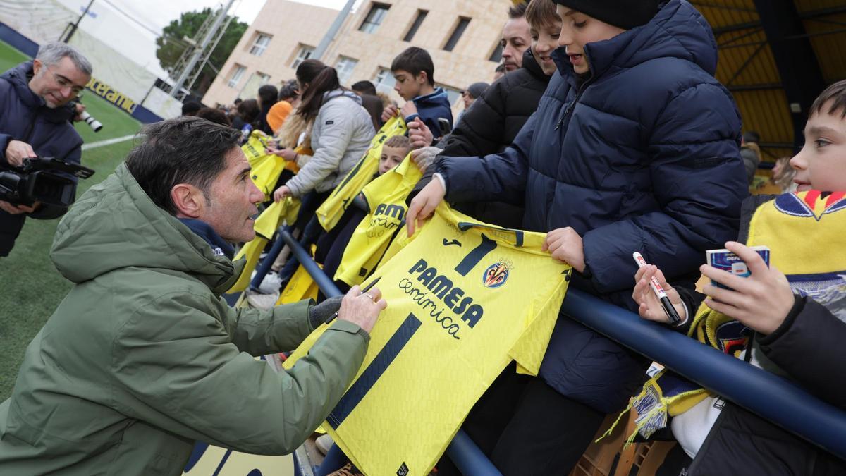 Marcelino García Toral, entrenador del Villarreal, firma una camiseta a un joven aficionado.