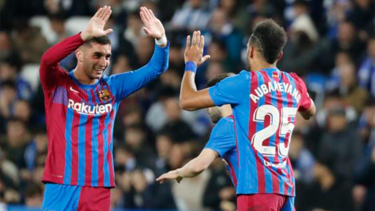 El Barça celebra el gol de Aubameyang en el Reale Arena