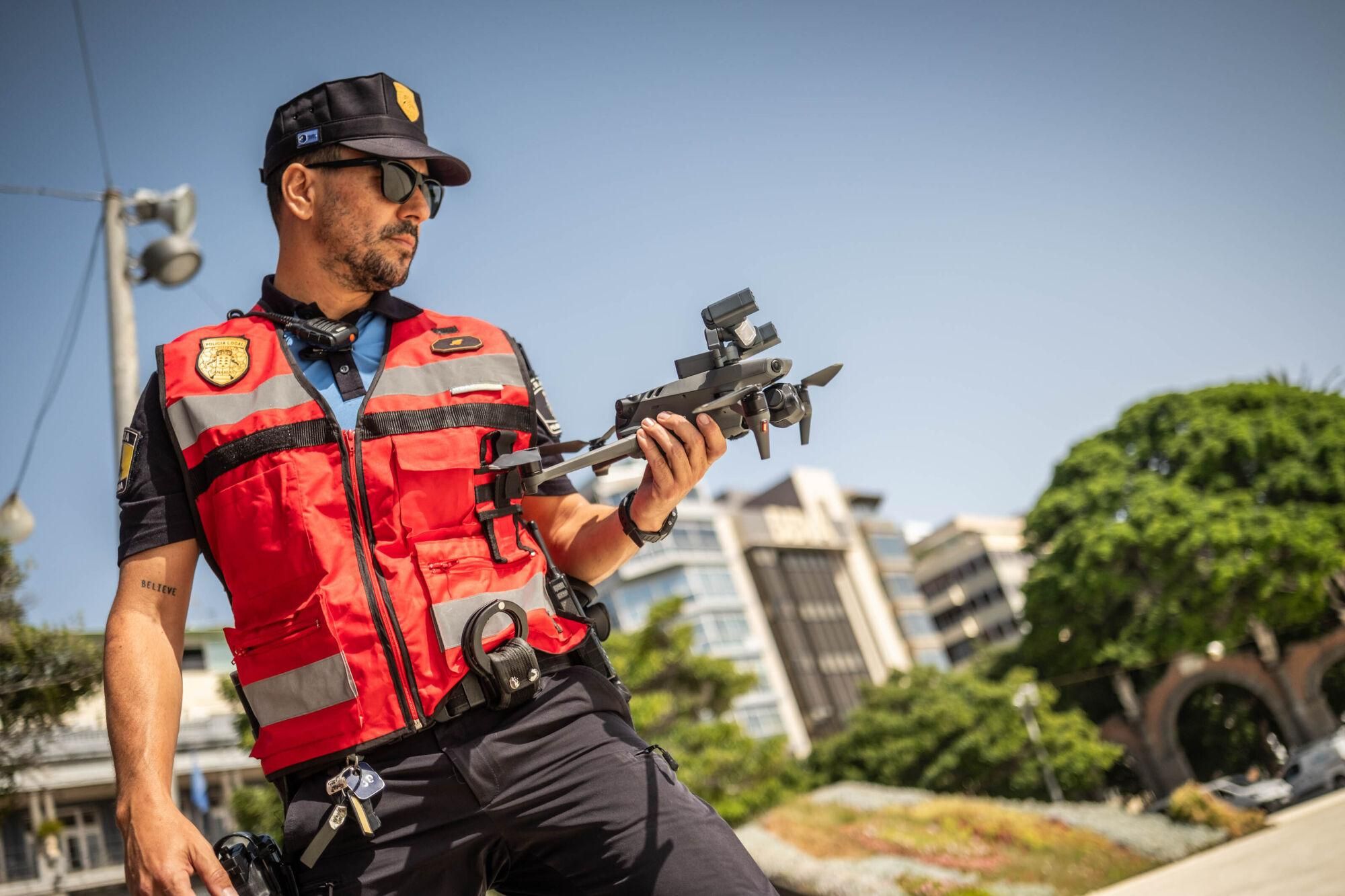 Presentación de los nuevos drones que usarán la Policía Local y Protección Civil de Santa Cruz de Tenerife. 
