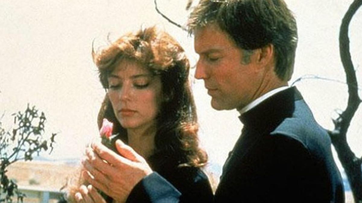 Richard Chamberlain y Rachel Ward, protagonistas de la serie 'El pájaro espino'.