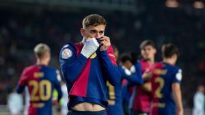 Gavi se besa el escudo tras marcar el 0-1.