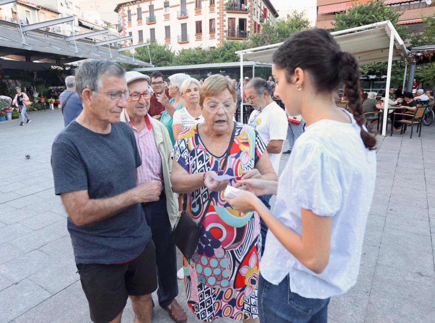 Colas de mayores de 65 años para adquirir el Bono Comercio