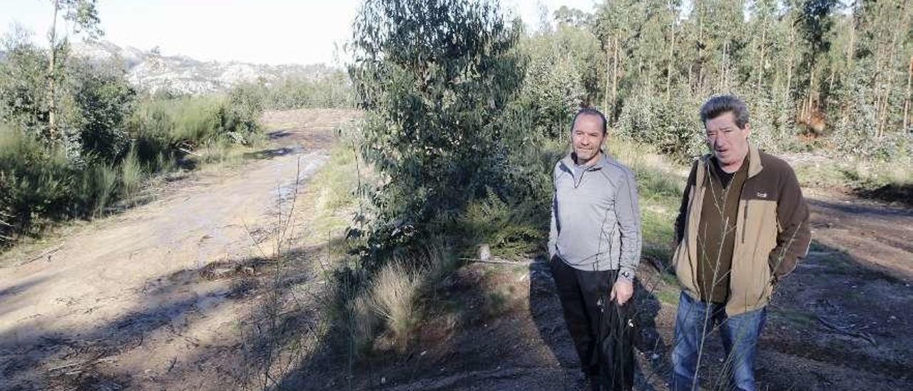 El presidente de la comunidad de montes, Juan Vázquez, y el vicepresidente, Manuel Araújo. // FdV