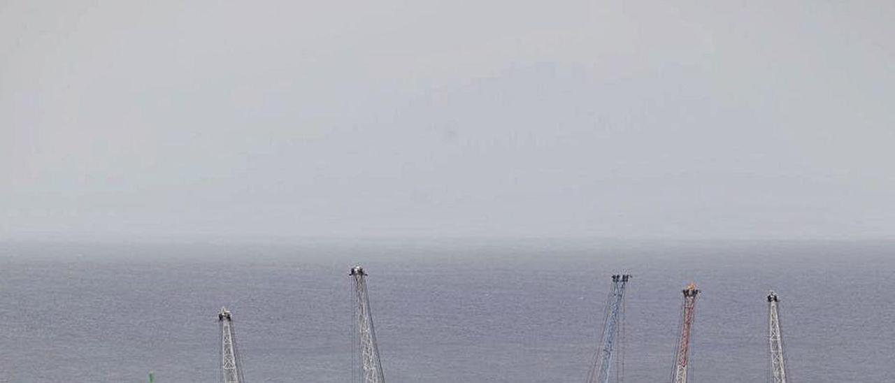 El Muelle Norte de la ampliación de El Musel, al fondo.