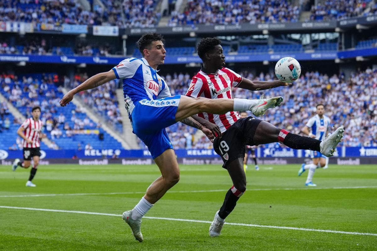 Rubén Sánchez y Boiro pugnan por un balón el partido de este miércoles en Cornellà.