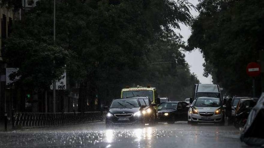 Tráfico en Madrid, ayer, bajo la tormenta.