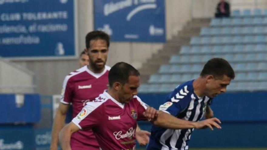 Noguera trata de controlar el balón ante un rival.