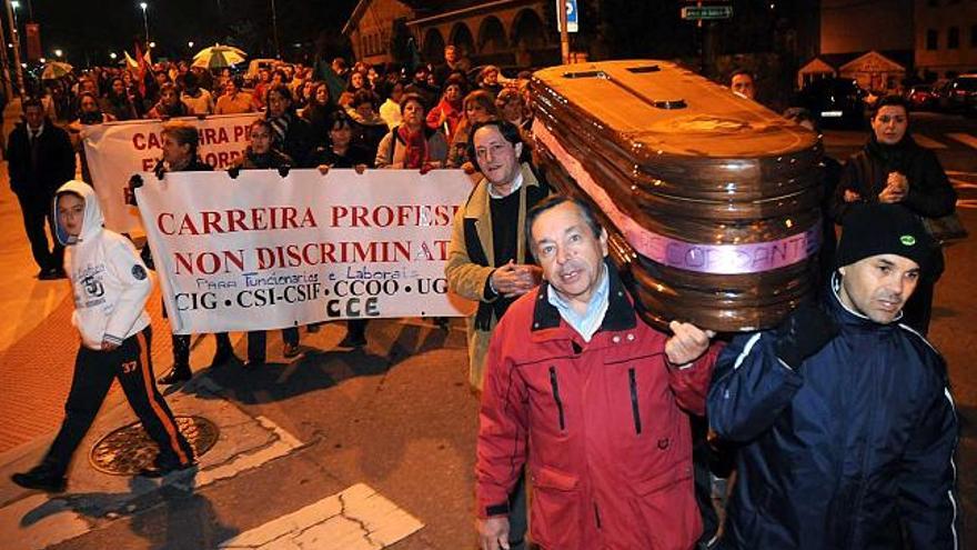 Los manifestantes escenificaron la &quot;muerte política&quot; de María José Rubio con esquelas y un ataúd.