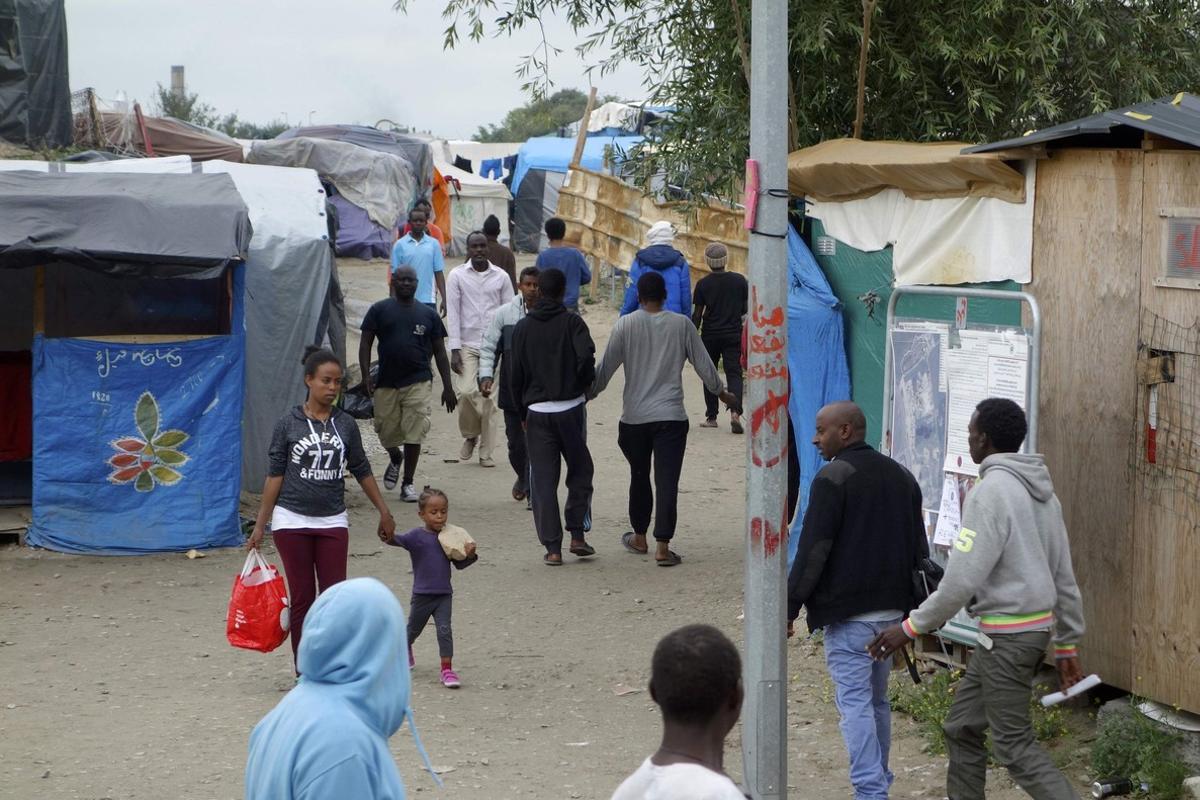 Migrants walk in the northern area of the camp called the ’Jungle in Calais, France, September 6, 2016.  REUTERS/Charles Platiau