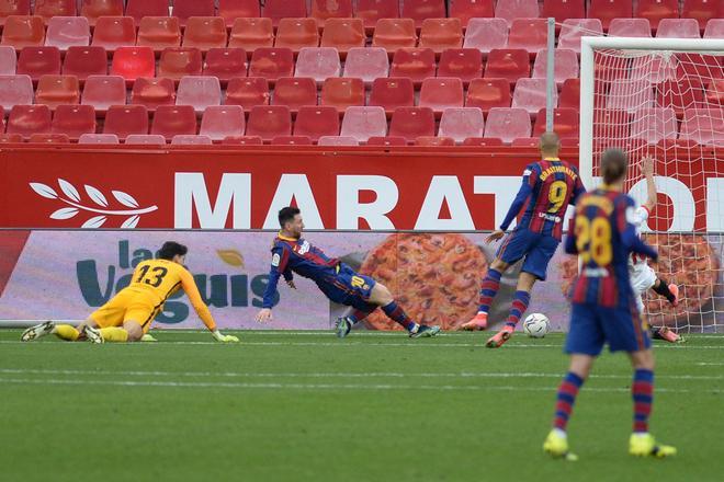 Leo Messi marca el segundo gol en el partido de LaLiga entre el Sevilla y el FC Barcelona disputado en el Sanchez Pizjuan.