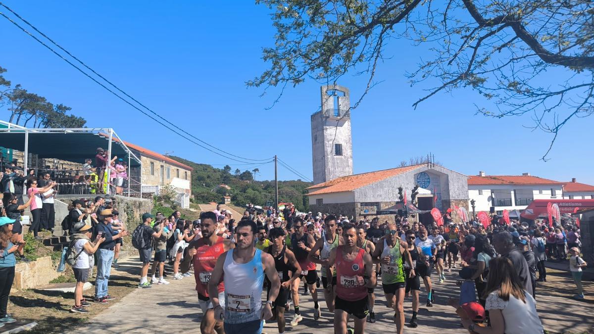 La salida de la carrera de la IX Volta á Illa de Ons, con la iglesia de San Xaquín de fondo.