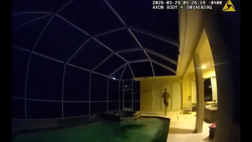 La Policía saca un caimán de tres metros de la piscina de una vivienda en Estados Unidos