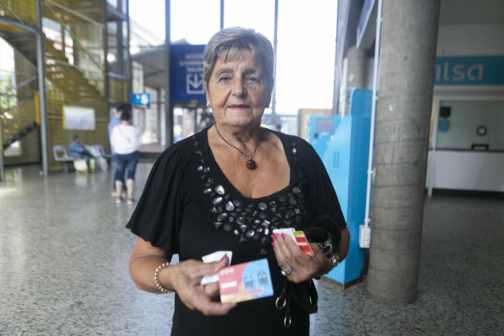 En imágenes: Primer día de las nuevas tarifas en los abonos de transporte en Avilés