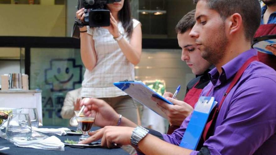 Dos baristas en una competición. En primer término, el ex campeón gallego Víctor Couto. // Gustavo Santos