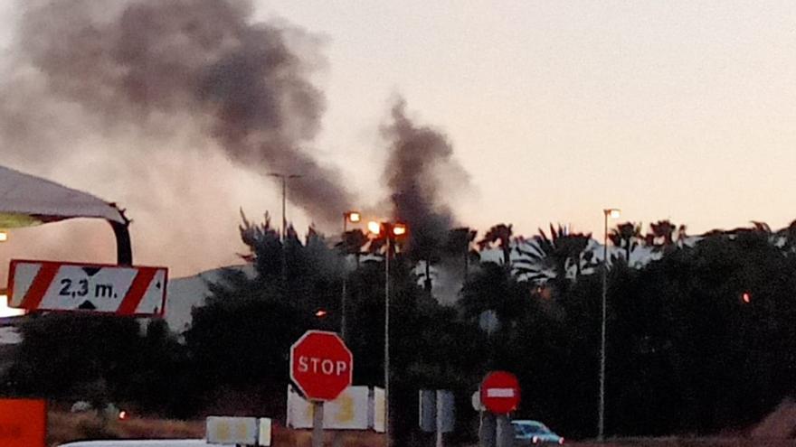 Los bomberos necesitaron 10.500 litros para extinguir el incendio de este sábado en Telde