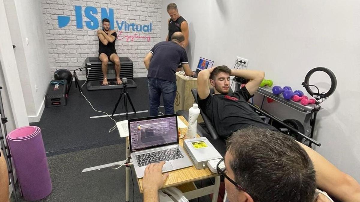 Javier Molina aplicando técnicas de imagen a deportistas profesionales.