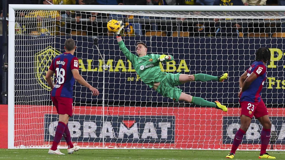 Ter Stegen desvía un lanzamiento del Cádiz que iba a la escuadra.