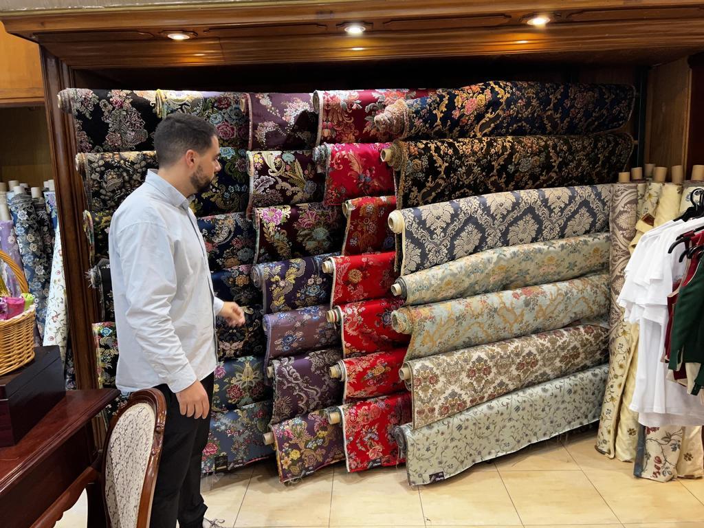 Alejandro Moliner, la tercera generación de sastres falleros de la tienda Álvaro Moliner.