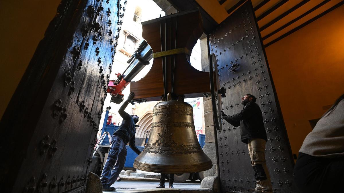 Montaje de la exposición de las campanas de la catedral, que ha alcanzado más de 31.000 visitas
