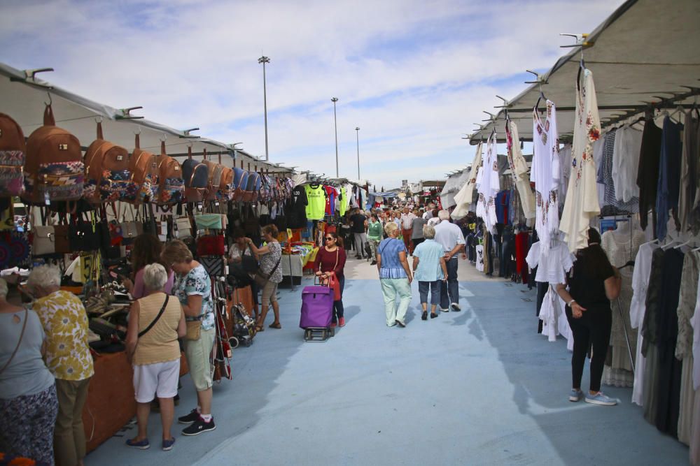 El nuevo recinto para el mercadillo de Torrevieja de los viernes se estrenó con una gran afluencia de usuarios, lo que provocó problemas de tráfico y falta de autobuses de transporte.