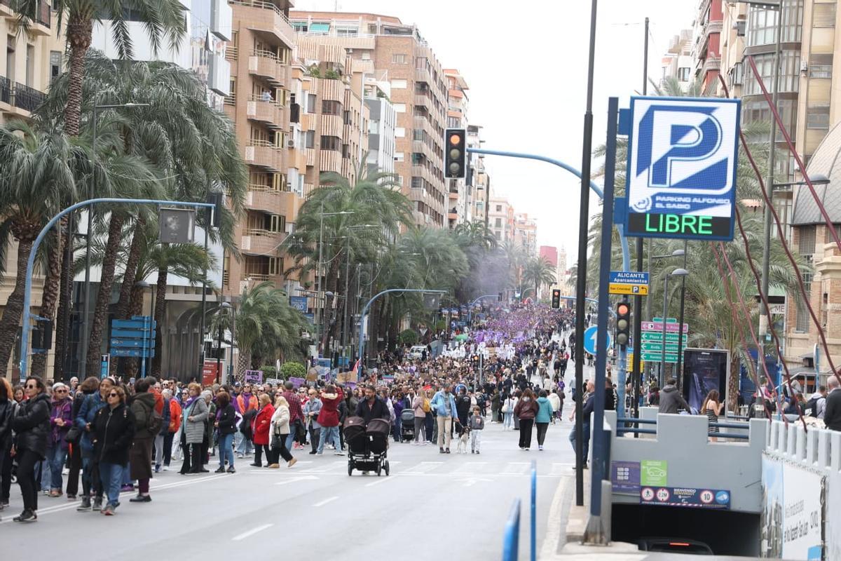La multitudinaria marcha feminista en Alicante por el 8M, en imágenes