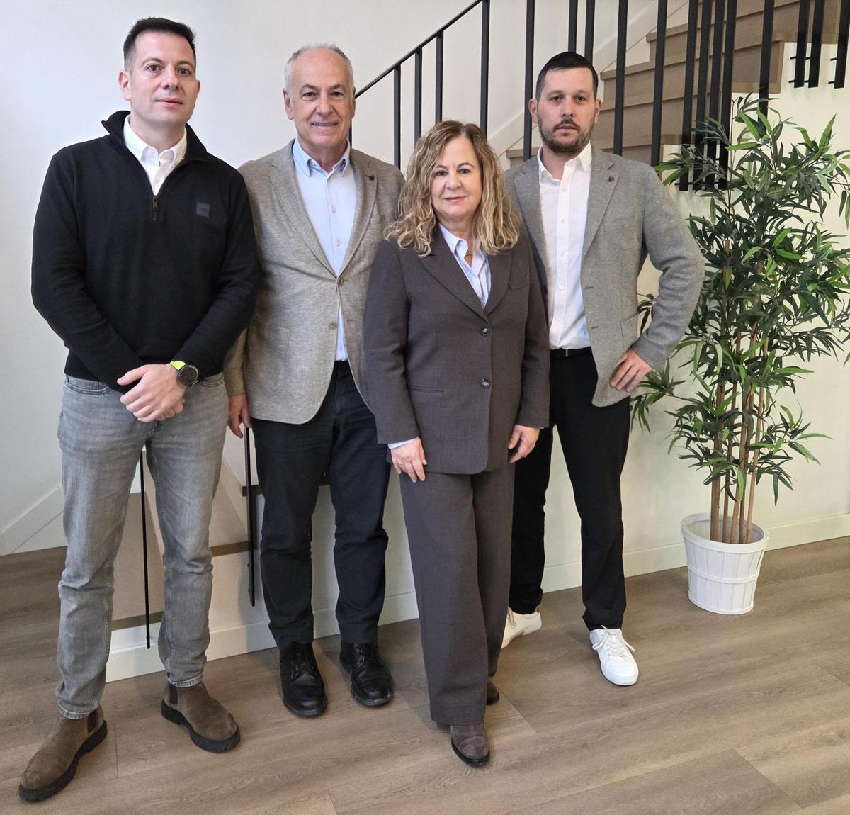 De izquierda a derecha, David Candal, Begoña de la Cruz, Pedro Miguel Sánchez y Carlos Candal, fundadores de la empresa y la segunda generación