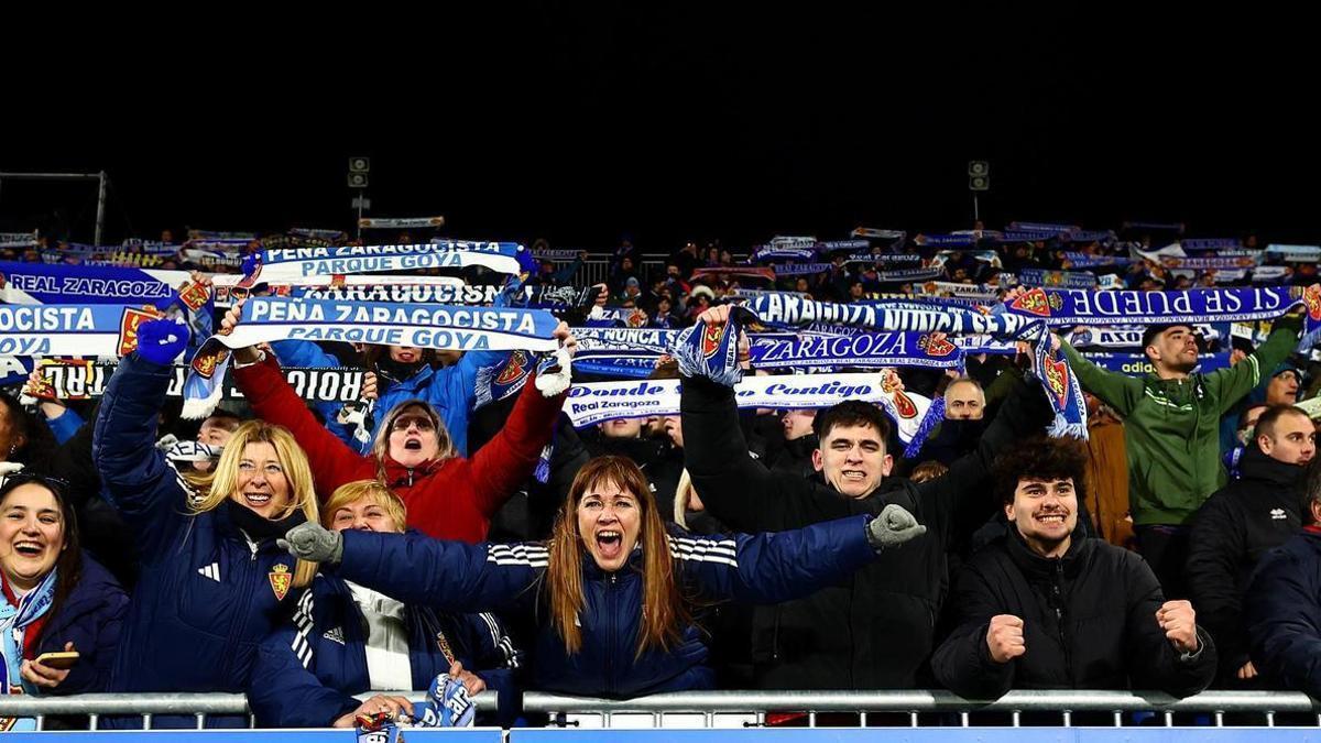 Aficionados zaragocistas, durante un partido en el Ibercaja Estadio el curso pasado.