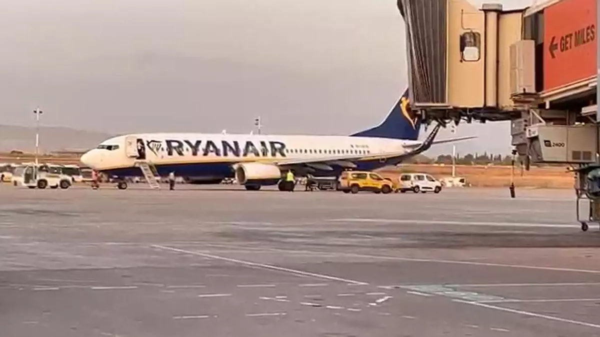 Una avería deja más de dos horas varados a 160 pasajeros en un avión a punto de despegar en Manises
