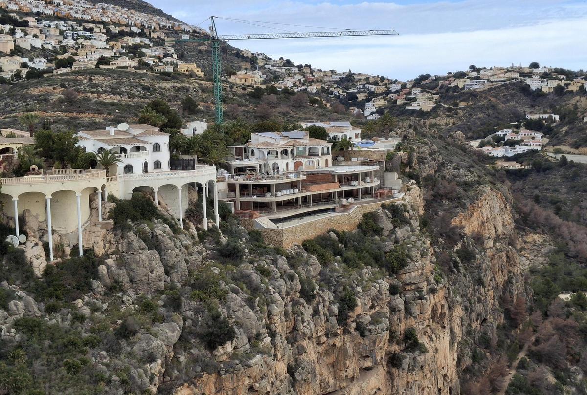 Las obras han ensanchado la vivienda. Le han añadido dos pisos