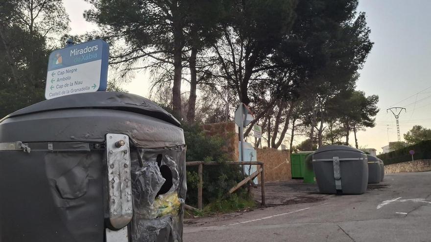 Apagan a toda prisa un incendio de contenedores en el vial que baja a la Granadella de Xàbia