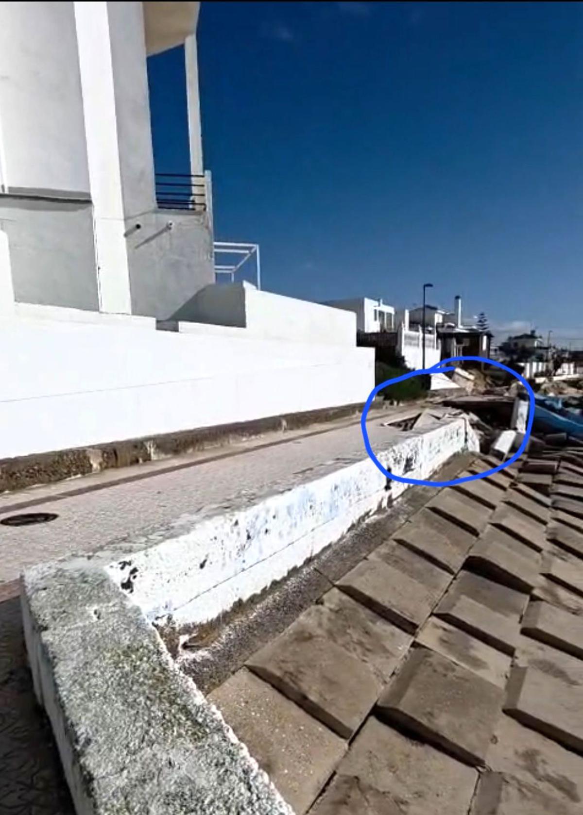 Daños en el paseo marítimo de Matalascañas, que han afectado al edificio Alcotán, a la izquierda.