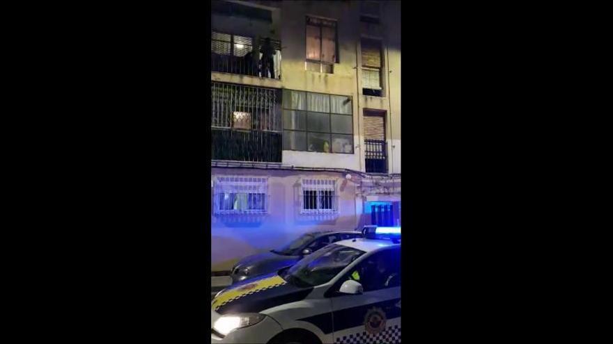 La Policía Local de Alicante felicita a una niña por su cumpleaños con sus sirenas, música y altavoces en Colonia Requena