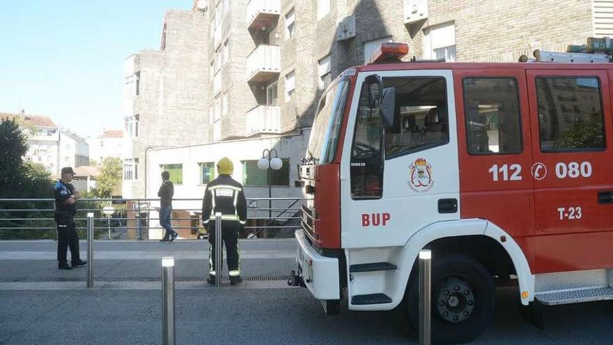 Bomberos y policías locales en el lugar en el que se produjo el incendio. // Rafa Vázquez