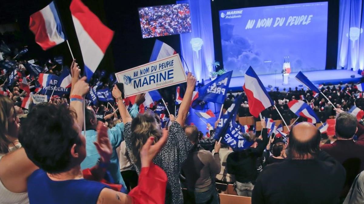 Simpatizantes de la líder del Frente Nacional, Marine Le Pen, en Lyón.