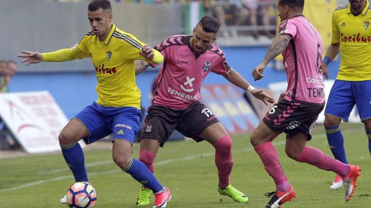 Aketxe, autor del gol gaditano, protege el esférico ante el acoso de Aarón