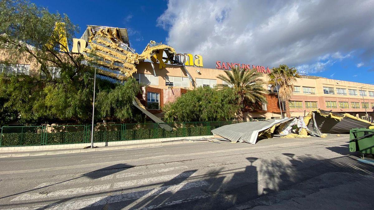 Cae parte del tejado de una turronera de Alicante sobre un colegio