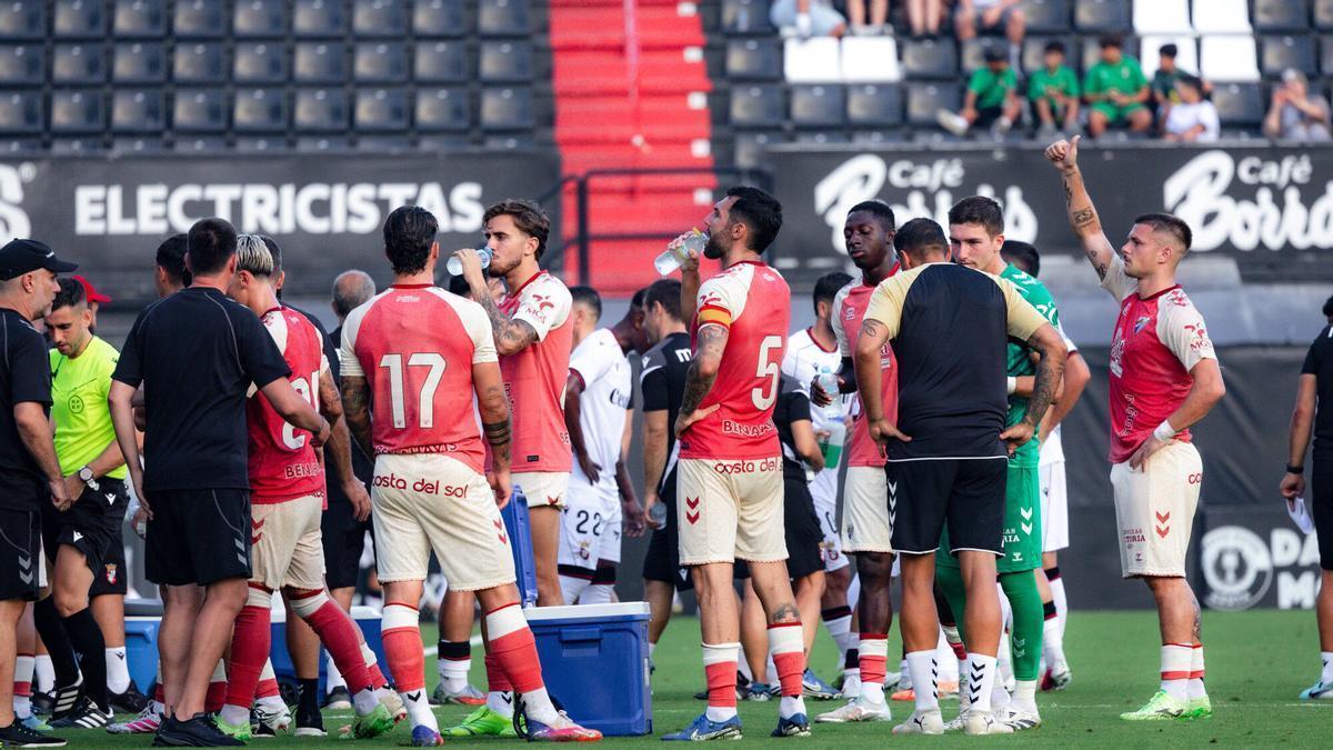 Álex Pastor llevó el brazalete de capitán en su regreso a un partido con el Málaga CF.