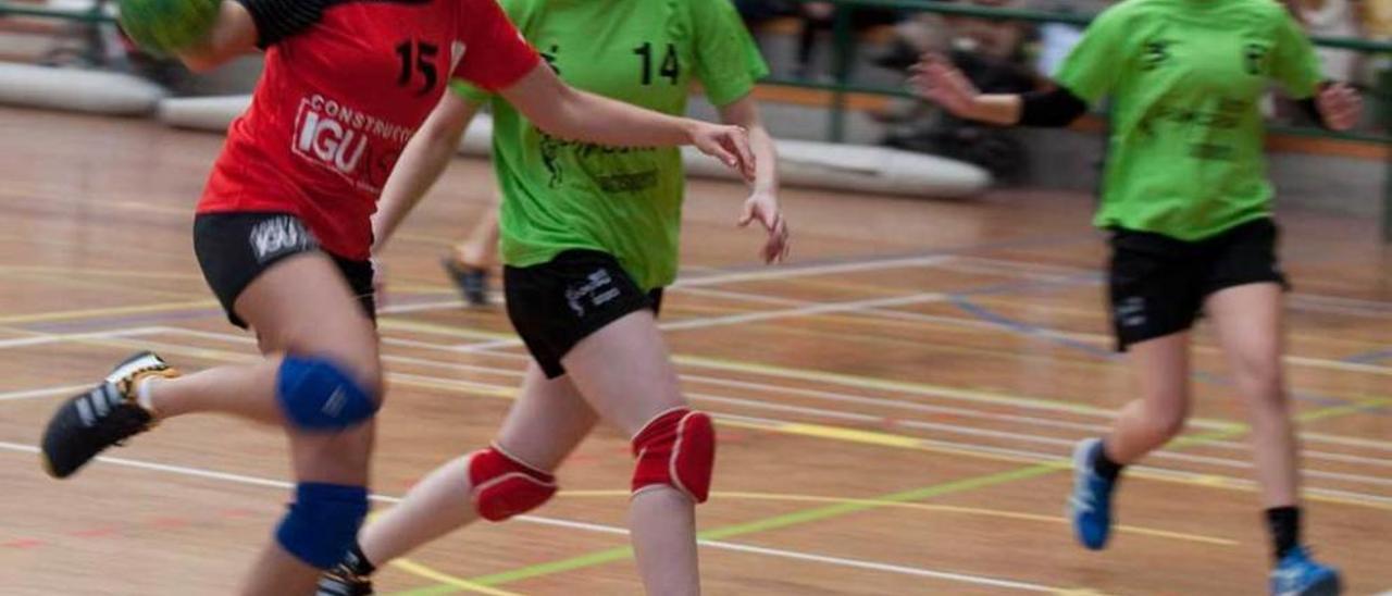 Una acción del encuentro ante el Balonmano Ribadesella.