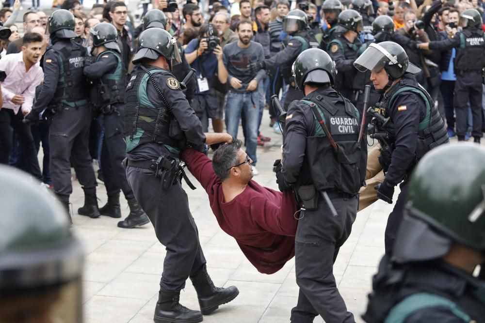 Guàrdia Civil i Policia Nacional desallotgen amb violència col·legis electorals gironins