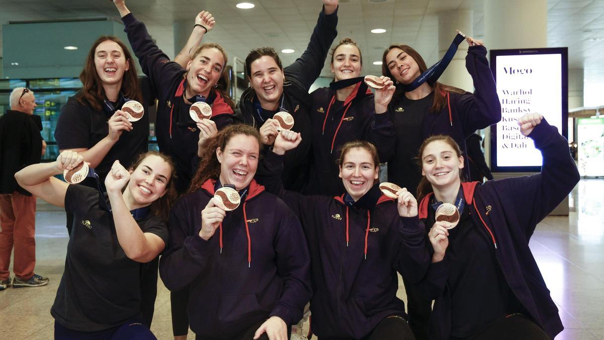 La selección española femenina de waterpolo, medalla de bronce en el mundial de Doha.
