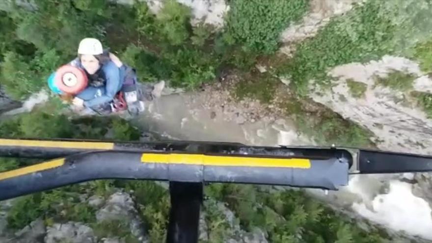 Rescatados 11 barranquistas atrapados en una cueva