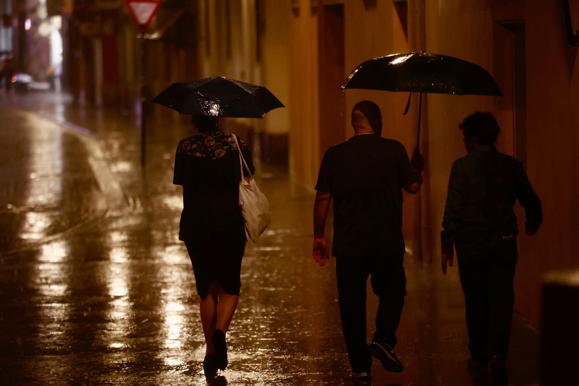 La tormenta descarga con fuerza sobre València