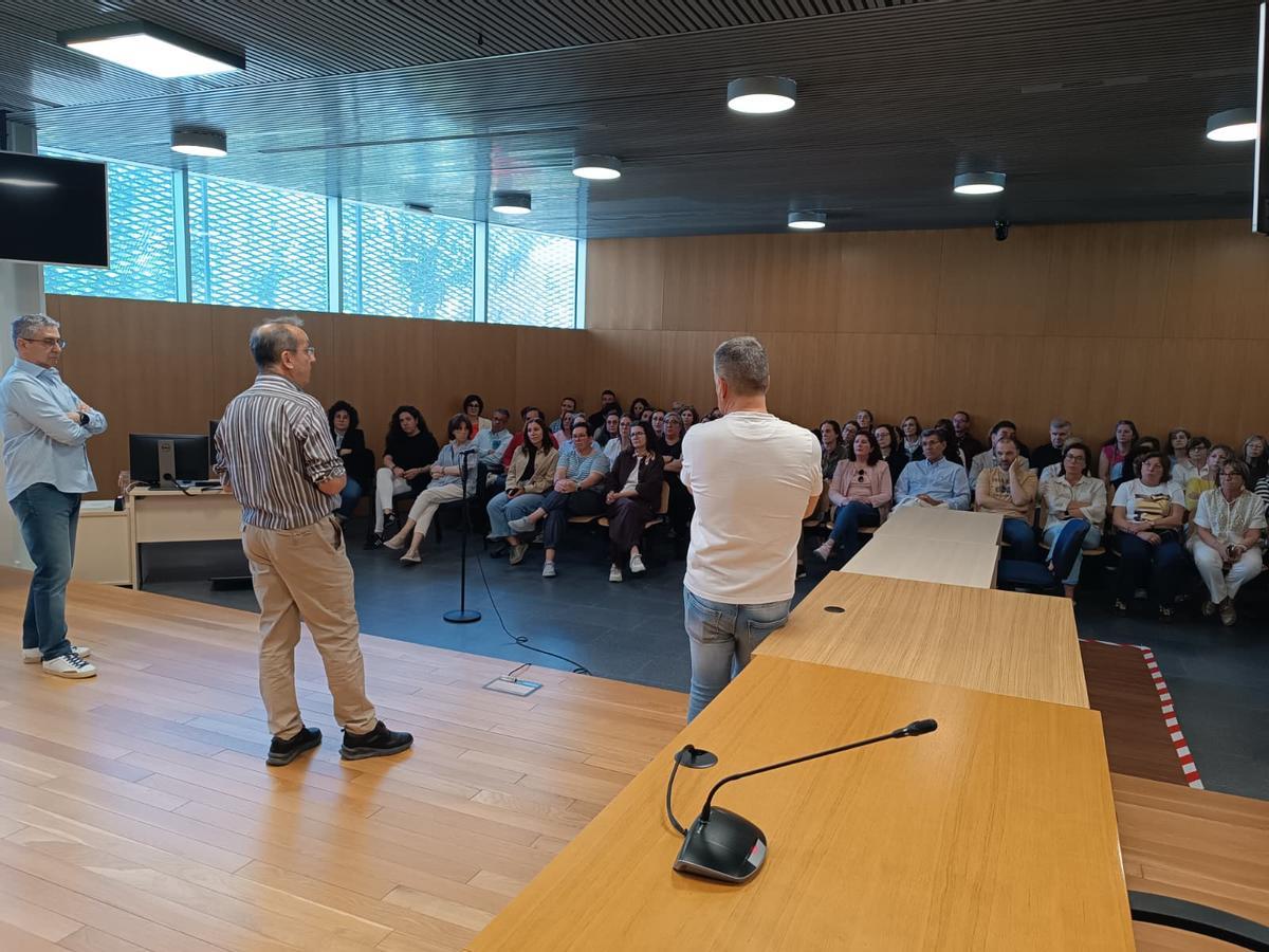 Representantes de los trabajadores explican la situación y las líneas de la reunión con la Xunta del próximo 2 de junio.