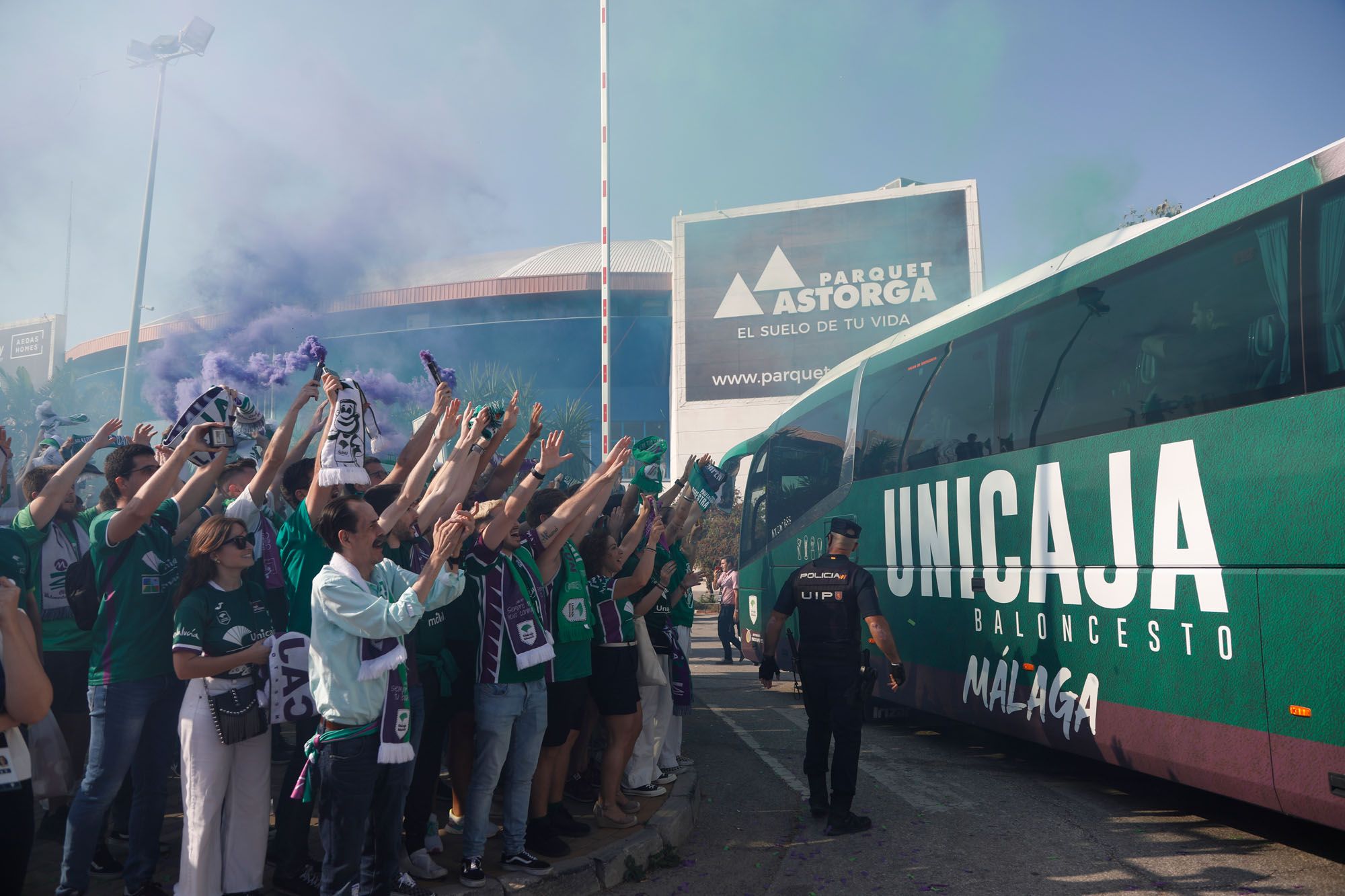 El recibimiento al Unicaja para la Final Four de la BCL, en imágenes